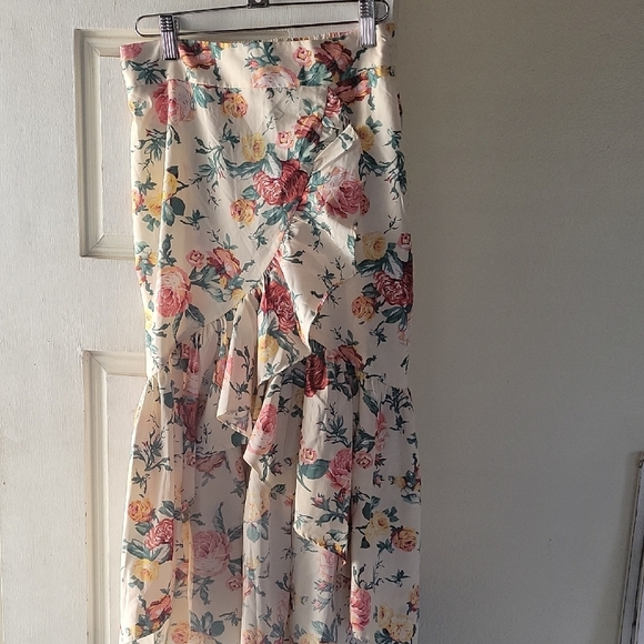 Dresses & Skirts - Milk & HONEY Floral  Skirt with Ruffle Hi Low  Size M